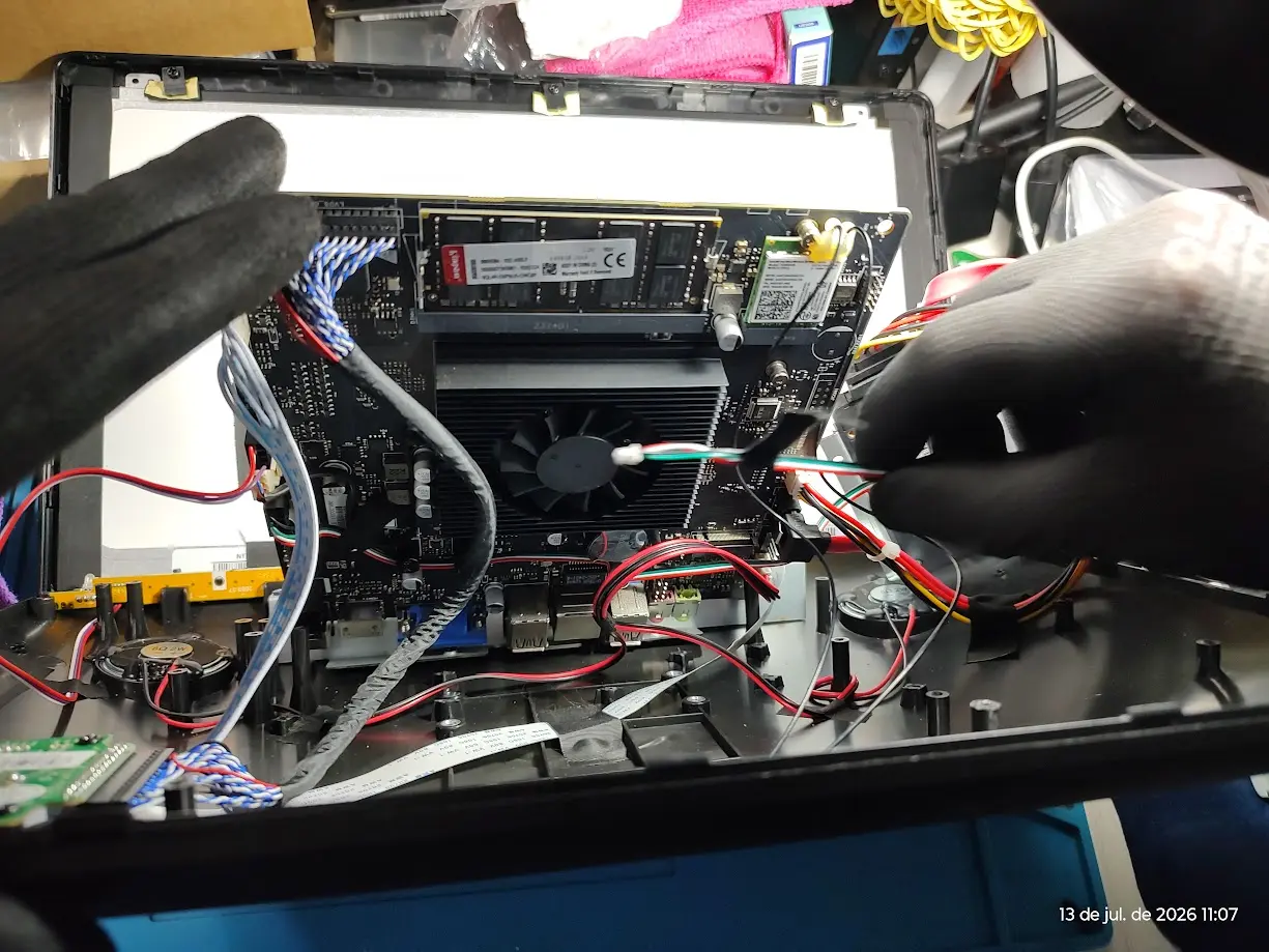 Técnico da MicroGlobal realizando manutenção interna em um computador