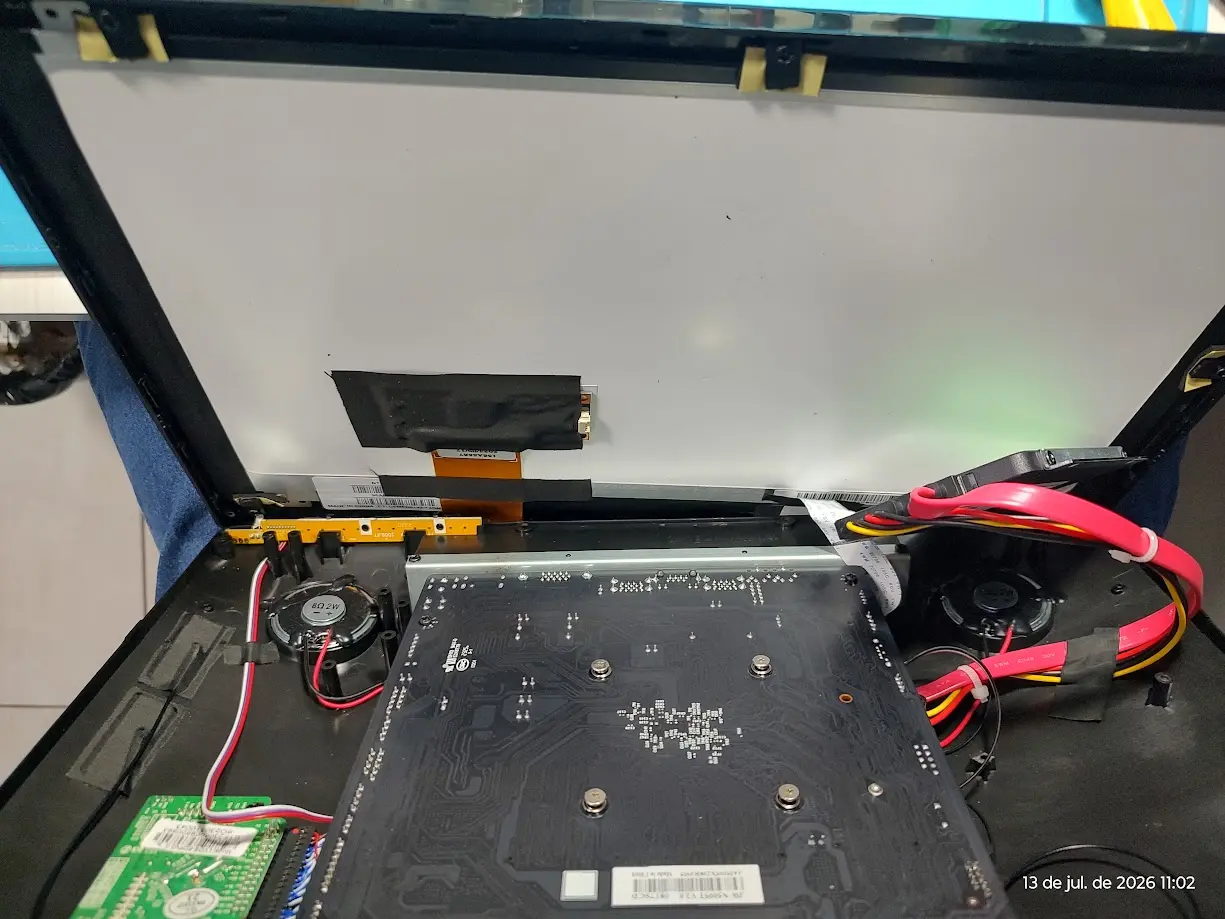 Parte interna de computador durante manutenção